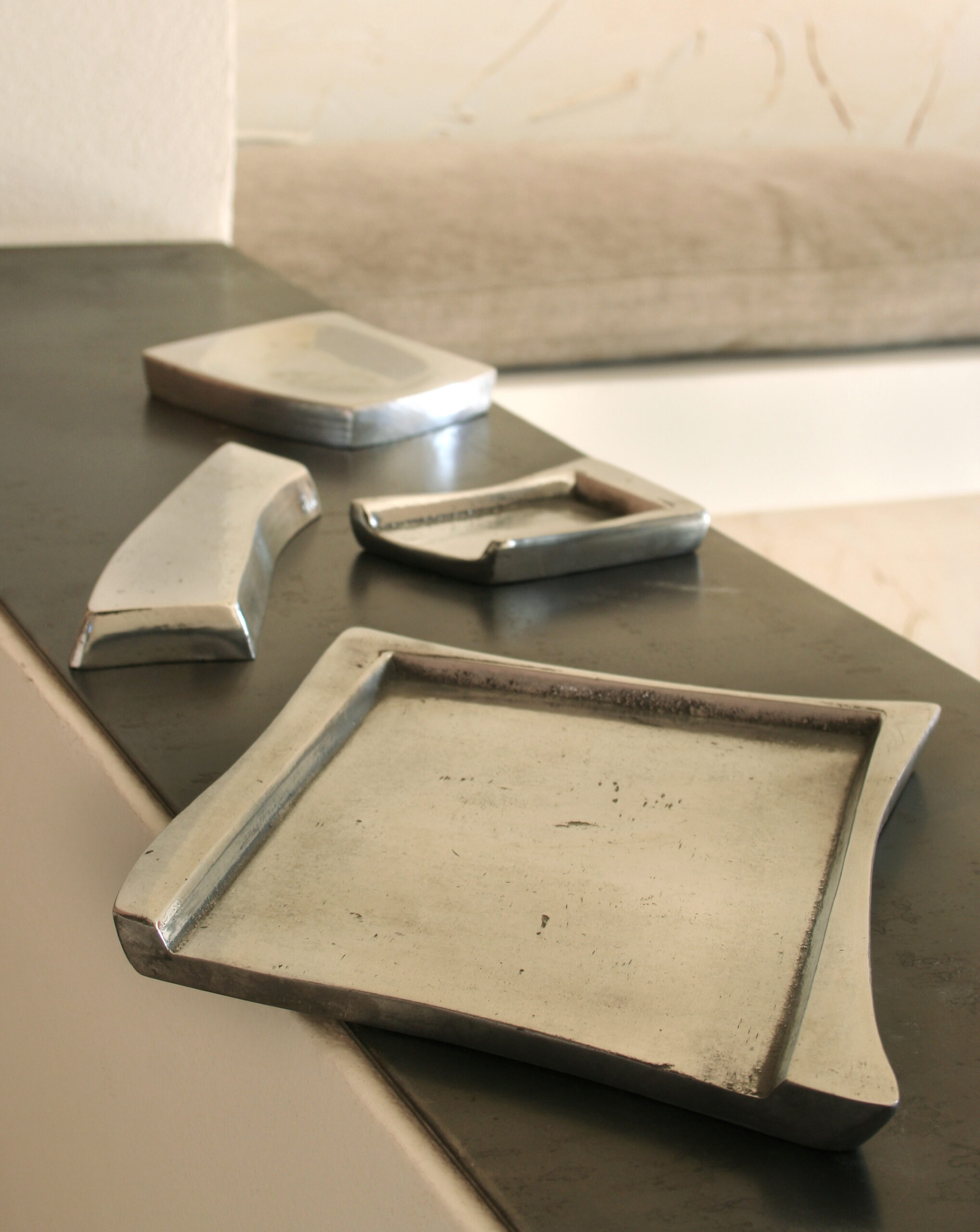vassoi alluminio, organizer scrivania, design moderno, porta oggetti, arredamento ufficio, alluminio fuso, artigianato italiano, accessori scrivania, minimal design.