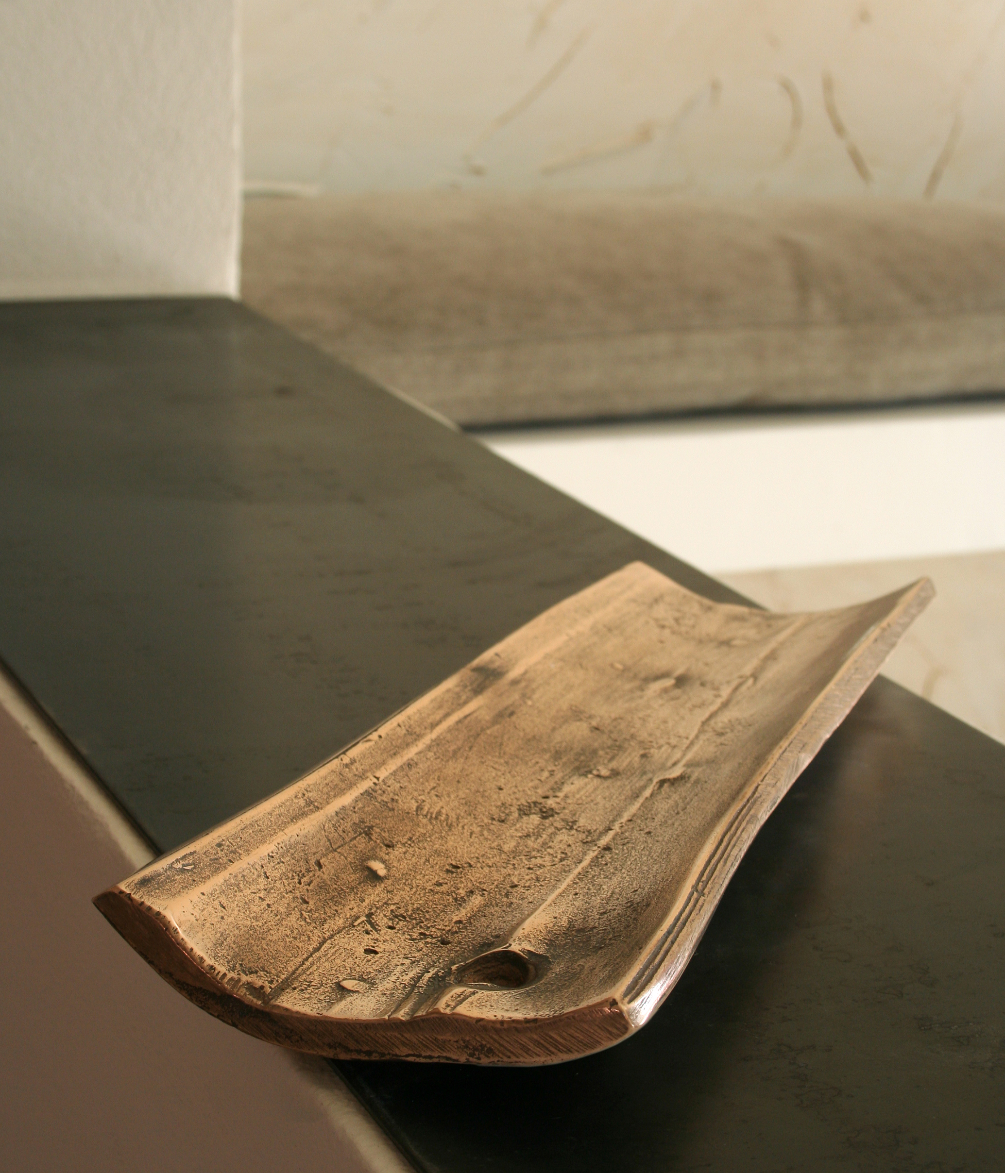 contenitore a forma de corteccia e legno con nodo, da arredamento ufficio o casa, alluminio fuso, artigianato italiano, accessori scrivania, minimal design