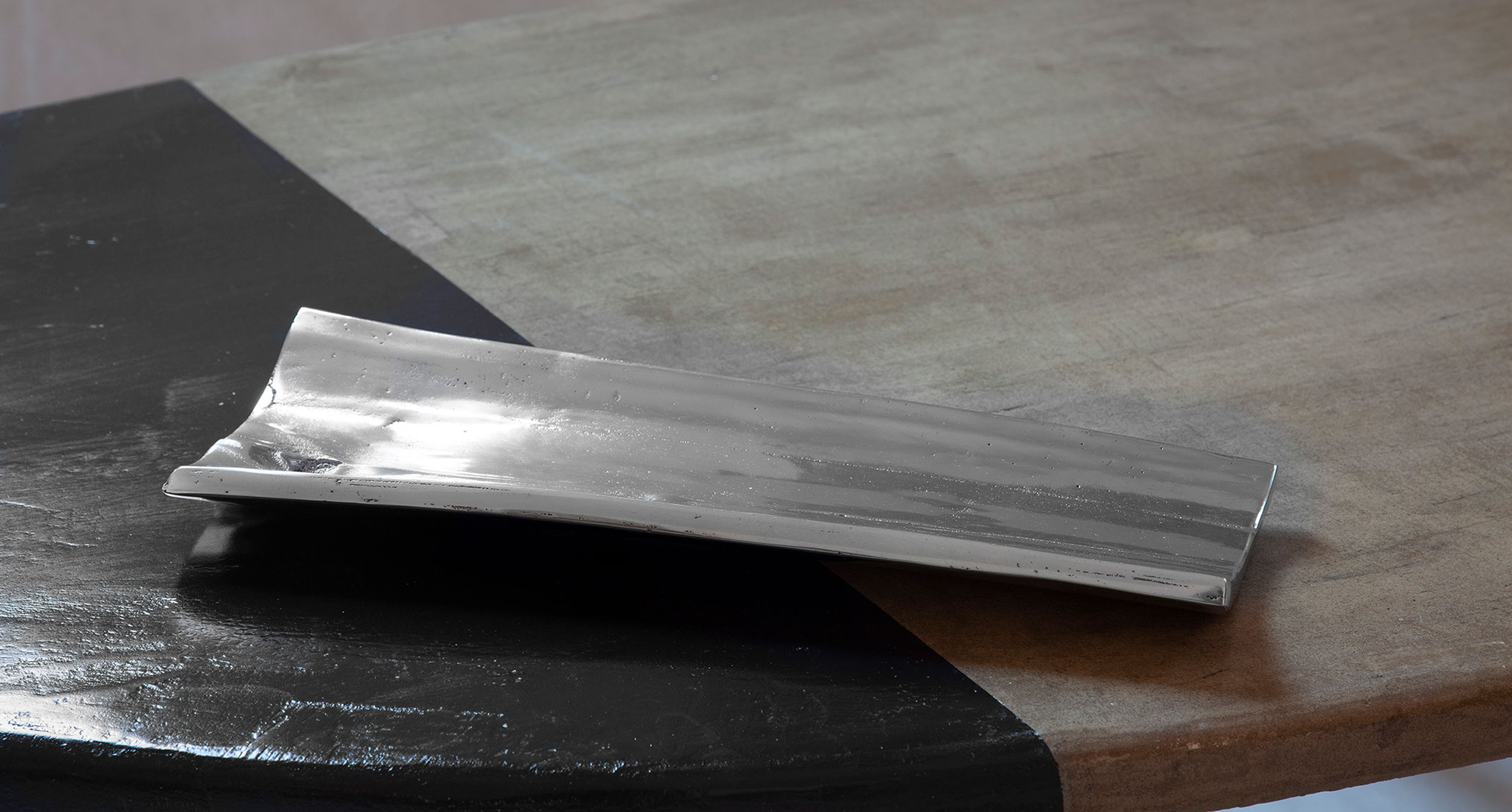 contenitore a forma de tronco e legno con nodo, da arredamento ufficio o casa, alluminio fuso, artigianato italiano, accessori scrivania, minimal design